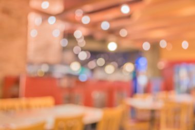 Bokeh imajı olan bir kafenin arka planı bulanık .