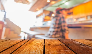 Genç ince kız bulanık görüntü oturur yüksek bir cafe bar tabure.