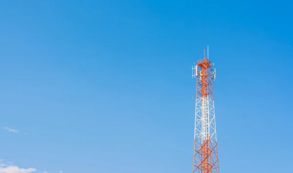 Obraz věže Tele-radio s modrou oblohou — Stock fotografie