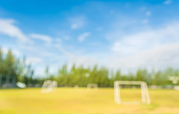 学校のサッカー場のぼやけた影を背景に使うための昼間の画像 — ストック写真