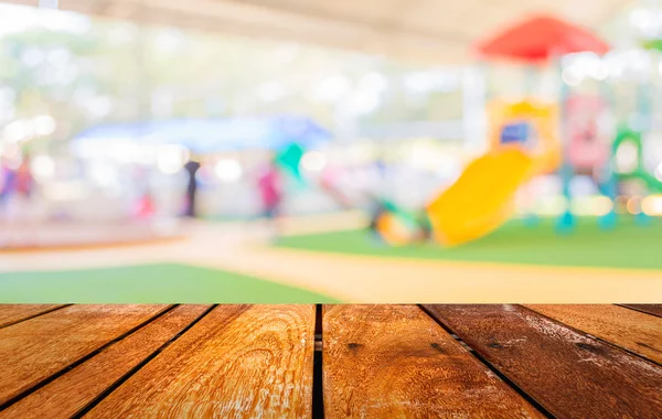 Afbeelding van de speelplaats voor de kinderen in openbare park vervagen . — Stockfoto