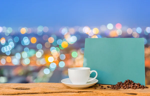 Una taza de café con fondo borroso con imagen bokeh . — Foto de Stock