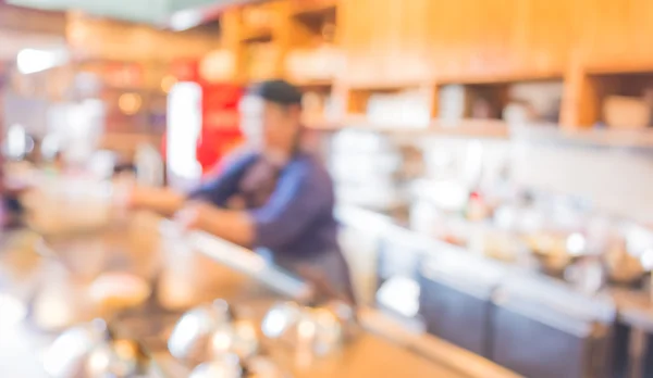 Chef japonés haciendo comida en la cocina — Foto de Stock