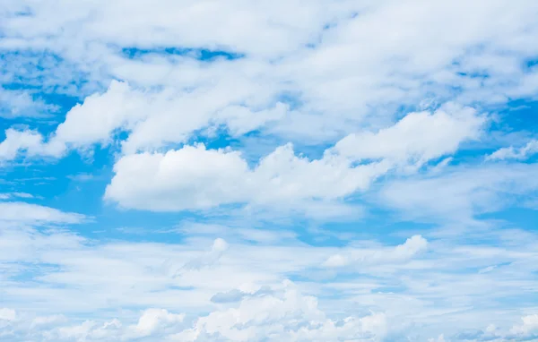 Immagine di cielo limpido con nuvole bianche durante il giorno — Foto Stock