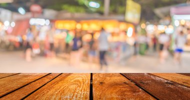 arka plan bulanık. Festival ışıkları ile dekore edilmiş sokak.