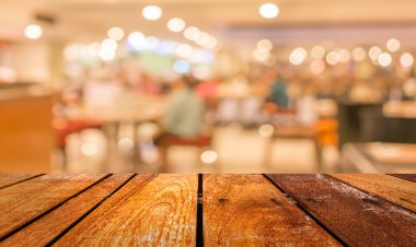 Bokeh imajı olan bir kafenin arka planı bulanık .