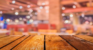 Bokeh imajı olan bir kafenin arka planı bulanık.