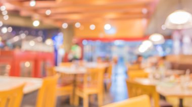 Bokeh imajı olan bir kafenin arka planı bulanık.