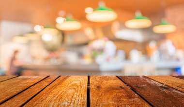 Bokeh imajı olan bir kafenin arka planı bulanık .