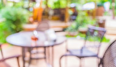 Kapı Restoran ile arka planda yeşil bahçe, görüntü bulanıklığı .