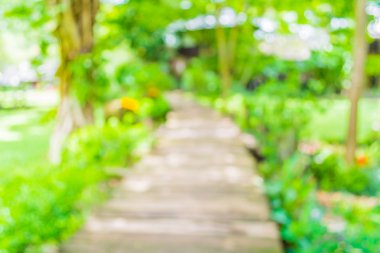 Arkaplan kullanımı için bokeh ile yeşil bahçe için açık alan ile uzun boş koridorun bulanık görüntüsü .