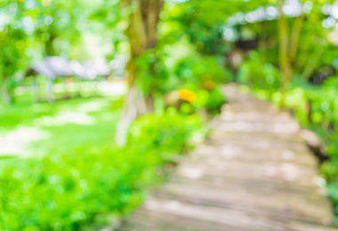 Arkaplan kullanımı için bokeh ile yeşil bahçe için açık alan ile uzun boş koridorun bulanık görüntüsü .