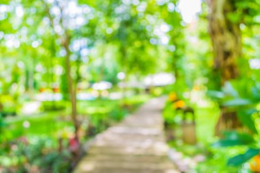 Arkaplan kullanımı için bokeh ile yeşil bahçe için açık alan ile uzun boş koridorun bulanık görüntüsü .