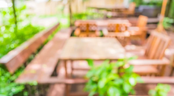 Imagen Borrosa Restaurante Aire Libre Con Jardín Verde Fondo —  Fotos de Stock