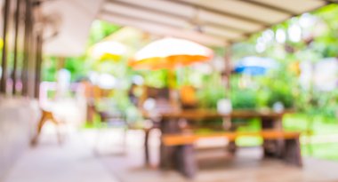 Kapı Restoran ile arka planda yeşil bahçe, görüntü bulanıklığı .