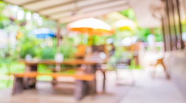 Kapı Restoran ile arka planda yeşil bahçe, görüntü bulanıklığı .