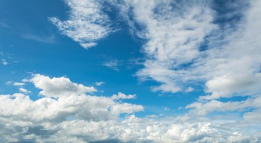 Arkadaki kullanım için beyaz bulutlu mavi gökyüzü görüntüsü .