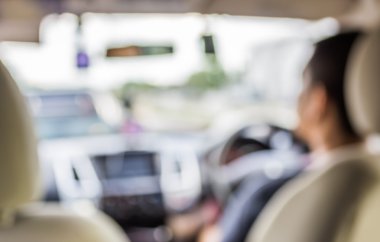 bulanık görüntü için arka plan kullanım gün zamanında arabayı kullanan kişi .