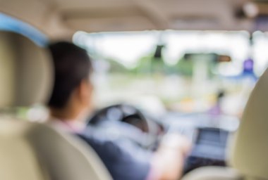 bulanık görüntü için arka plan kullanım gün zamanında arabayı kullanan kişi .