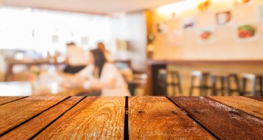 Bokeh imajı olan bir kafenin arka planı bulanık.