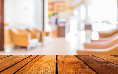 Arka plan kullanımı için masa ve sandalyeli hastane ofisinin bulanık görüntüsü.