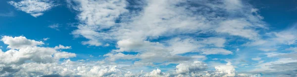 Citra Panorama Langit Biru Dengan Awan Putih Untuk Penggunaan Latar — Stok Foto