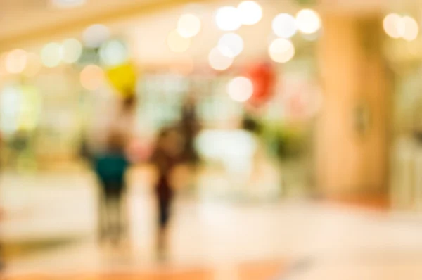 Imagen borrosa de centro comercial moderno y la gente . — Foto de Stock