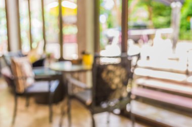 Bokeh imajı olan bir kafenin arka planı bulanık .