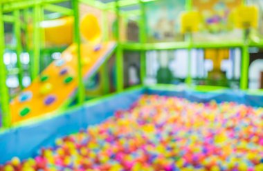 Çocuk Bahçesi üzerinde renkli plastik toplar bulanıklık