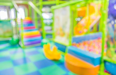 Çocuk Bahçesi üzerinde renkli plastik toplar bulanıklık