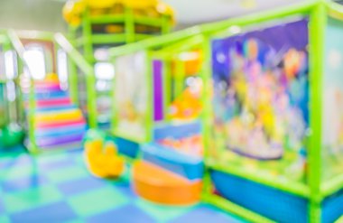 Çocuk Bahçesi üzerinde renkli plastik toplar bulanıklık .