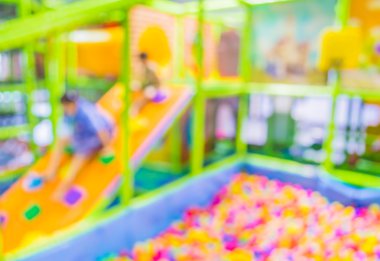 Çocuk Bahçesi üzerinde renkli plastik toplar bulanıklık .