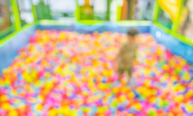 Çocuk Bahçesi için arka plan kullanım üzerinde renkli plastik toplar görüntü bulanıklığı.