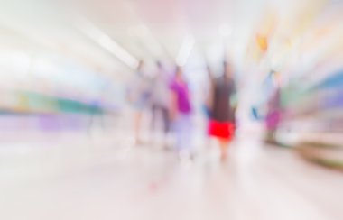 Pazar yerinde yürüyen insanların bulanık görüntüsü, Bokeh ile arka plan bulanık.