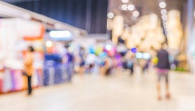 Alışveriş merkezinin bulanık görüntüsü ve arka plan kullanımı için insanlar.