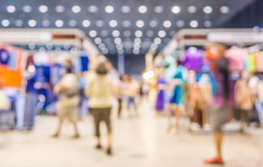 Alışveriş merkezinin bulanık görüntüsü ve arka plan kullanımı için insanlar .