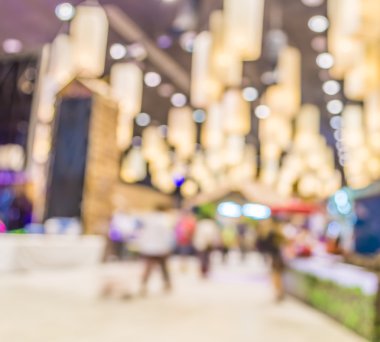 Alışveriş merkezinin bulanık görüntüsü ve arka plan kullanımı için insanlar .