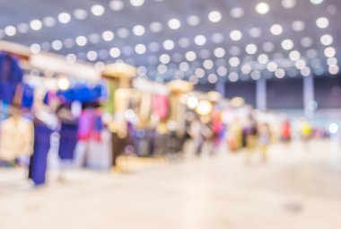 Alışveriş merkezinin bulanık görüntüsü ve arka plan kullanımı için insanlar .