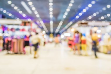 Alışveriş merkezinin bulanık görüntüsü ve arka plan kullanımı için insanlar .