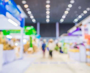 Alışveriş merkezinin bulanık görüntüsü ve arka plan kullanımı için insanlar.