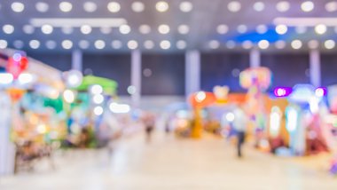 Alışveriş merkezinin bulanık görüntüsü ve arka plan kullanımı için insanlar .