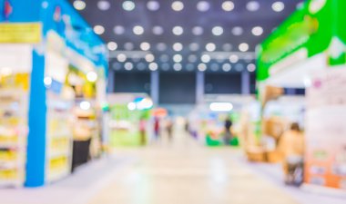 Alışveriş merkezinin bulanık görüntüsü ve arka plan kullanımı için insanlar .