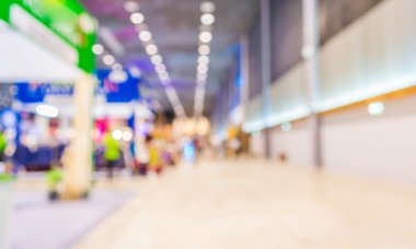 Alışveriş merkezinin bulanık görüntüsü ve arka plan kullanımı için insanlar .