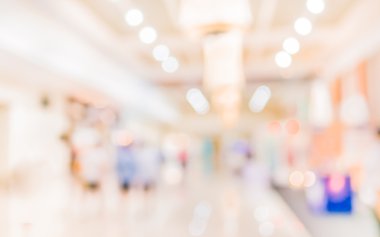 Alışveriş merkezinin ve insanların bulanık görüntüsü