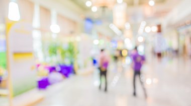 Alışveriş merkezinin ve insanların bulanık görüntüsü