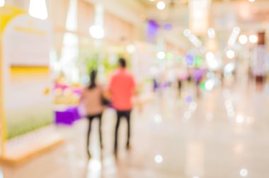 Alışveriş merkezinin ve insanların bulanık görüntüsü