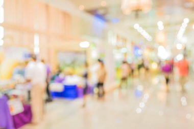 Alışveriş merkezinin ve insanların bulanık görüntüsü