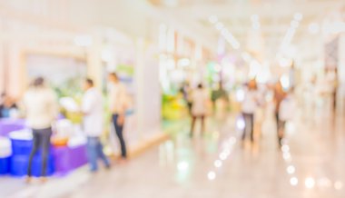 Alışveriş merkezinin ve insanların bulanık görüntüsü