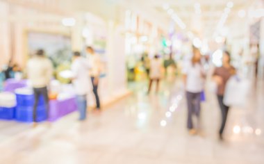 Alışveriş merkezinin ve insanların bulanık görüntüsü