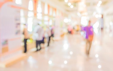 Alışveriş merkezinin ve insanların bulanık görüntüsü